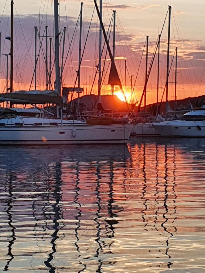 Porquerolles - Nuit Insolite A Bord Du Defi Fou Exterior photo